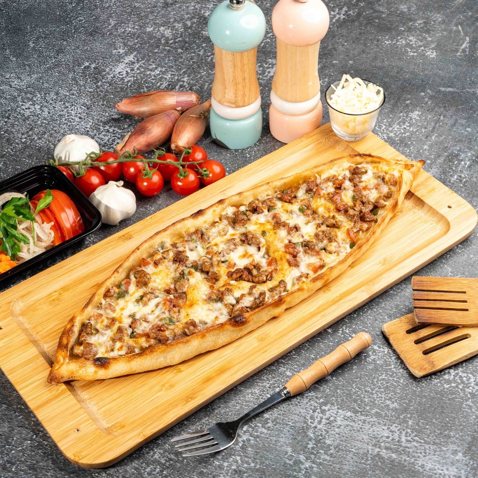 Meat Cubes and Kashkaval Cheese Acik Karadeniz Pidesi Kuşbaşı (Açık Karadeniz Pidesi) - Görsel 1