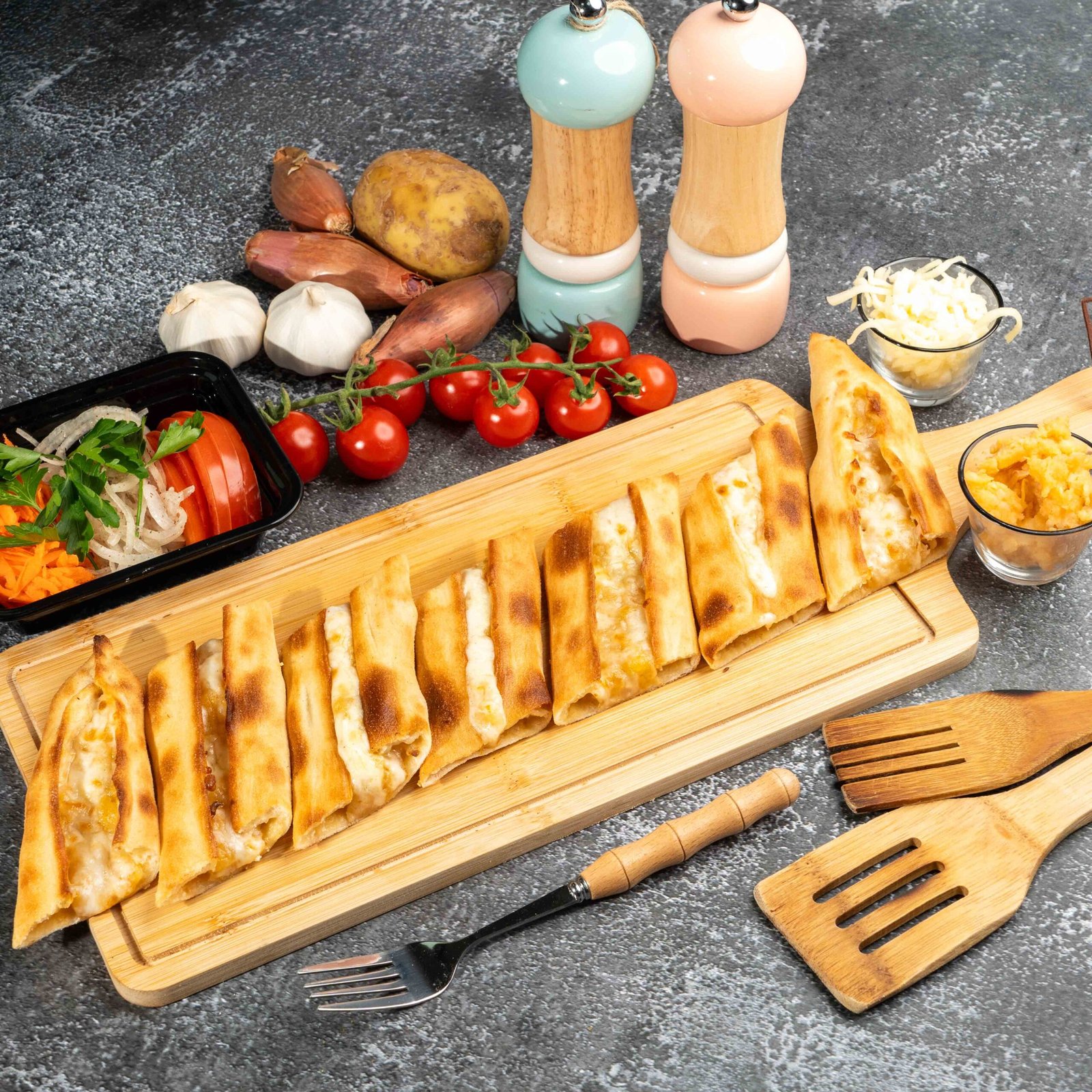 Potato and Kashkaval Cheese Vezirkopru Pide Patatesli+Kaşar (Vezirköprü Pidesi) - Görsel 1